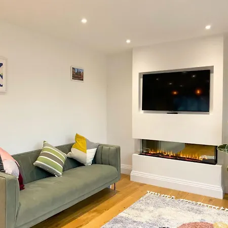 Semesterbostad House - Sleeps 9 & Private Garden