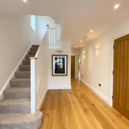 House - Sleeps 9 & Private Garden