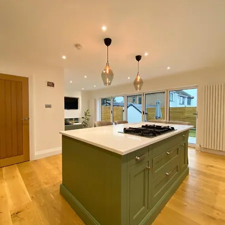 House - Sleeps 9 & Private Garden Semesterbostad