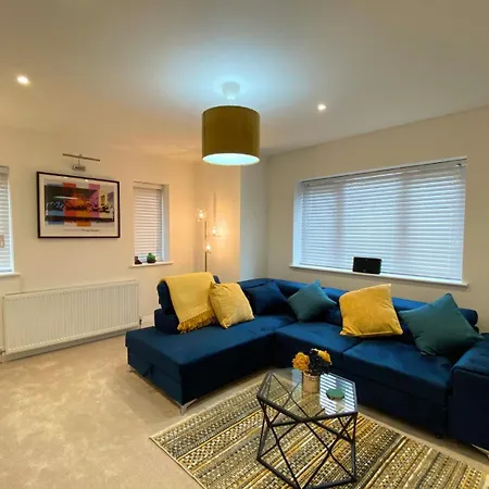 House - Sleeps 9 & Private Garden *