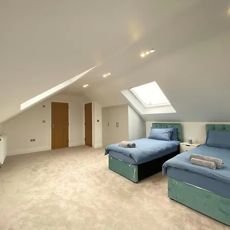 House - Sleeps 9 & Private Garden Semesterbostad *