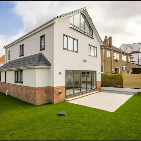 Semesterbostad House - Sleeps 9 & Private Garden Leeds (West Yorkshire)