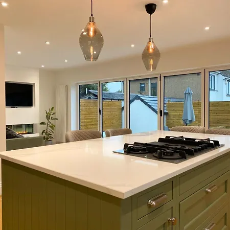 House - Sleeps 9 & Private Garden بيت للعطل ليدز