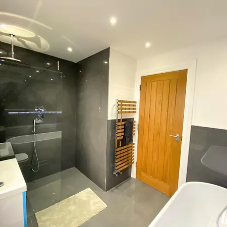 House - Sleeps 9 & Private Garden