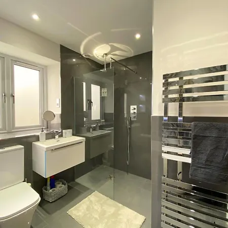 House - Sleeps 9 & Private Garden بيت للعطل *