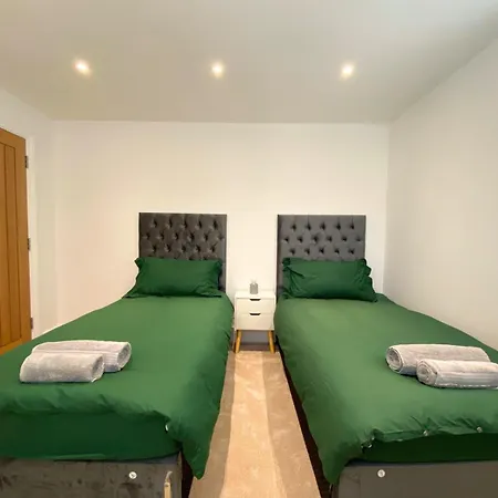Leedshouse Sleeps9 Privategarden Tv Wifi Holiday home *