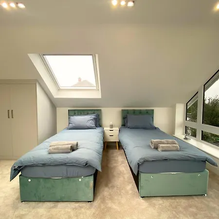 بيت للعطل House - Sleeps 9 & Private Garden ليدز