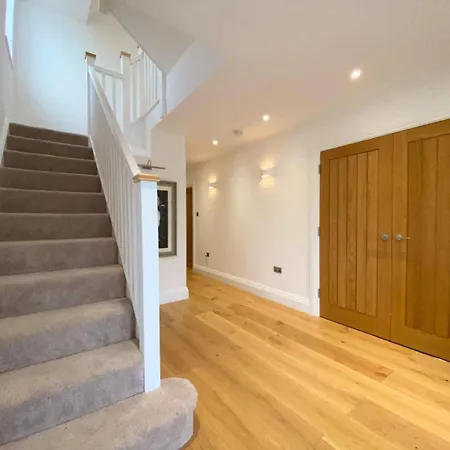 House - Sleeps 9 & Private Garden Leeds (West Yorkshire)