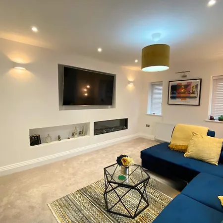 بيت للعطل House - Sleeps 9 & Private Garden