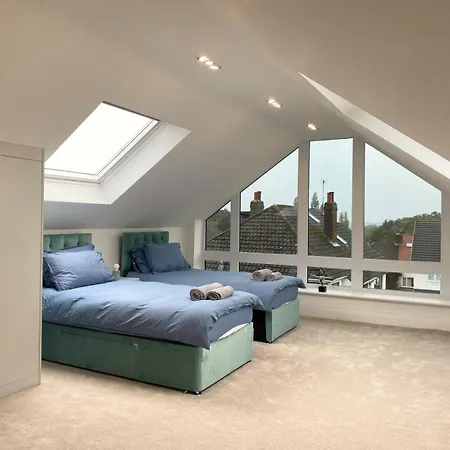 House - Sleeps 9 & Private Garden بيت للعطل *