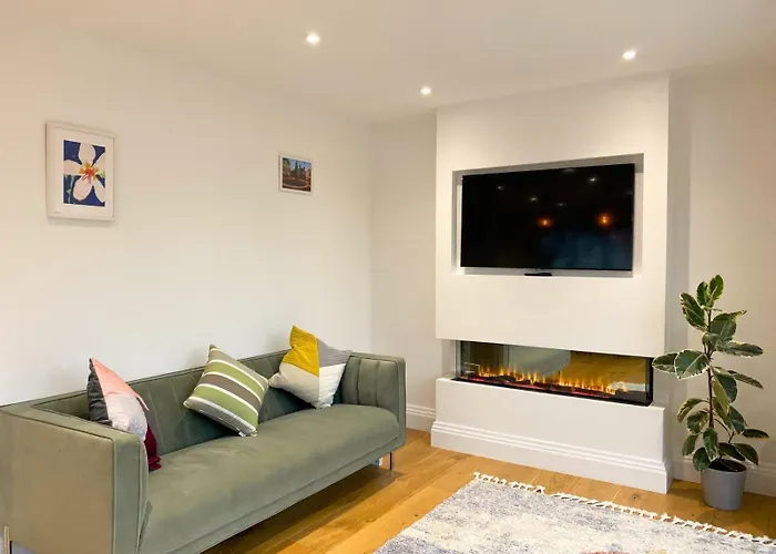 Holiday home House - Sleeps 9 & Private Garden