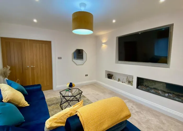 House - Sleeps 9 & Private Garden Nyaraló Leeds