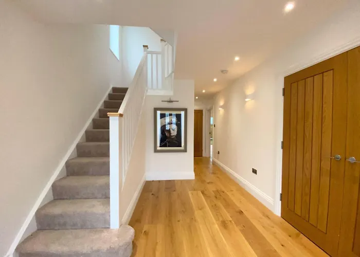 House - Sleeps 9 & Private Garden