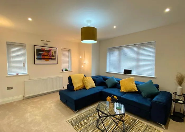 House - Sleeps 9 & Private Garden *