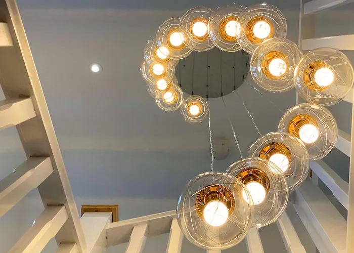 House - Sleeps 9 & Private Garden Leeds