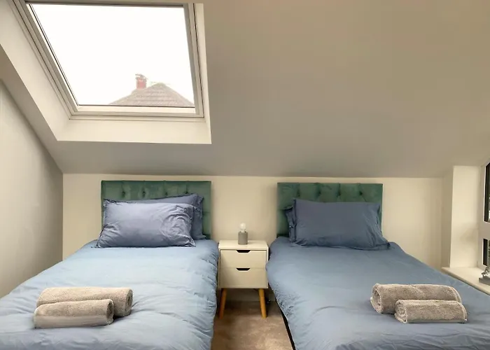 House - Sleeps 9 & Private Garden Feriehus