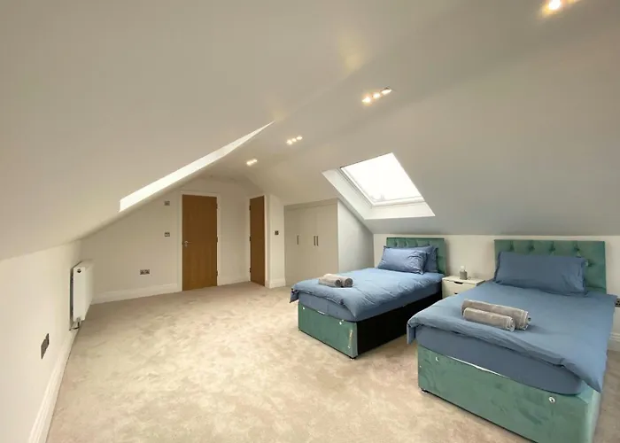 House - Sleeps 9 & Private Garden Holiday home *