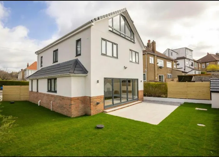 Holiday home House - Sleeps 9 & Private Garden Leeds (West Yorkshire)