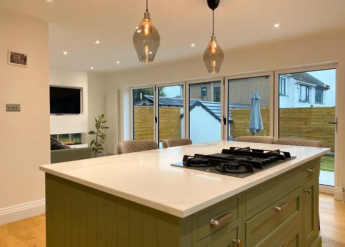 House - Sleeps 9 & Private Garden Nyaraló Leeds