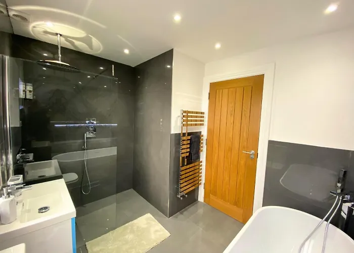 House - Sleeps 9 & Private Garden