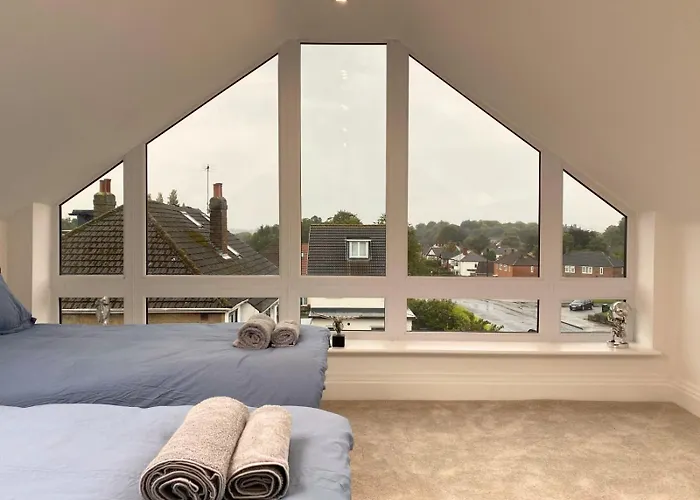 Holiday home House - Sleeps 9 & Private Garden