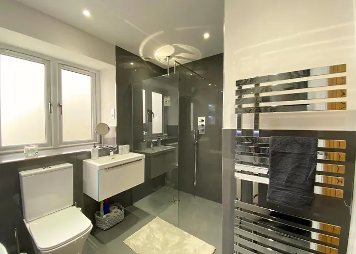 House - Sleeps 9 & Private Garden Holiday home *