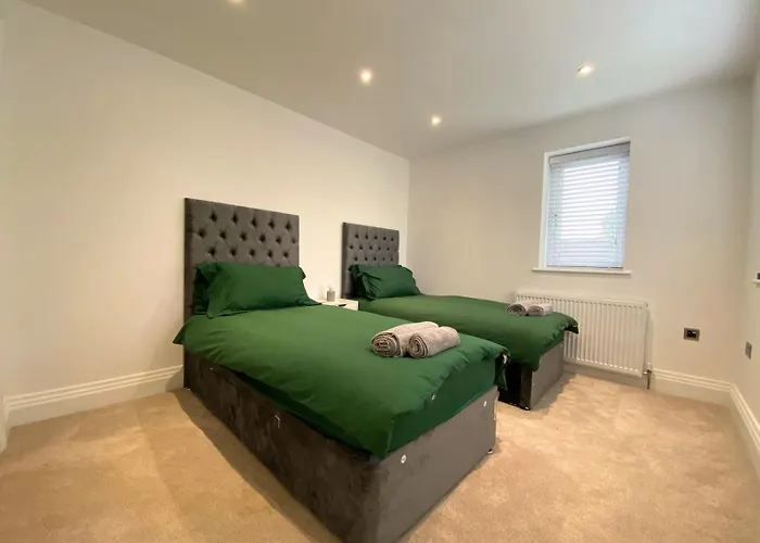 House - Sleeps 9 & Private Garden * Leeds