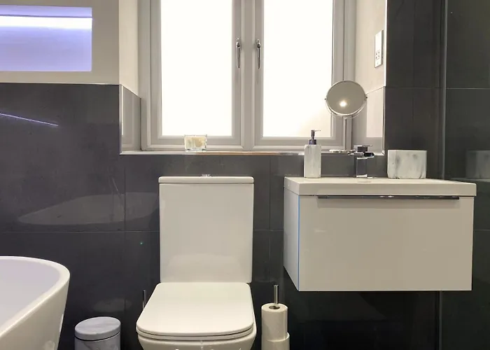 House - Sleeps 9 & Private Garden Holiday home