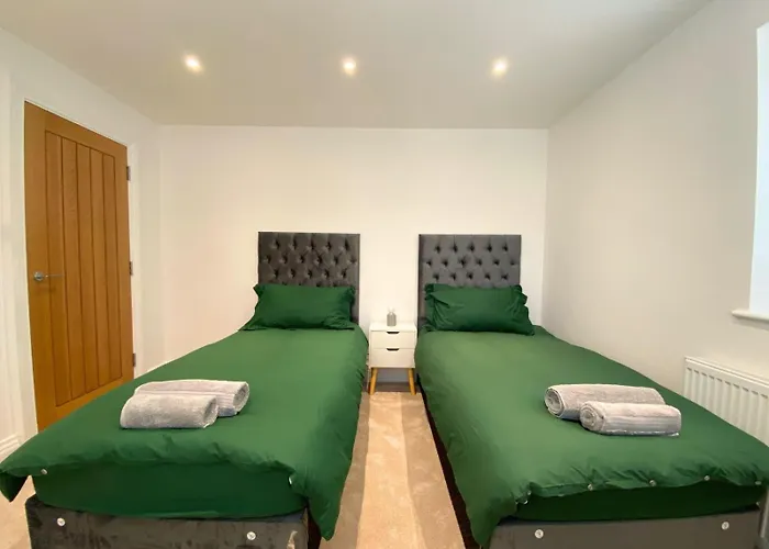 House - Sleeps 9 & Private Garden Nyaraló *