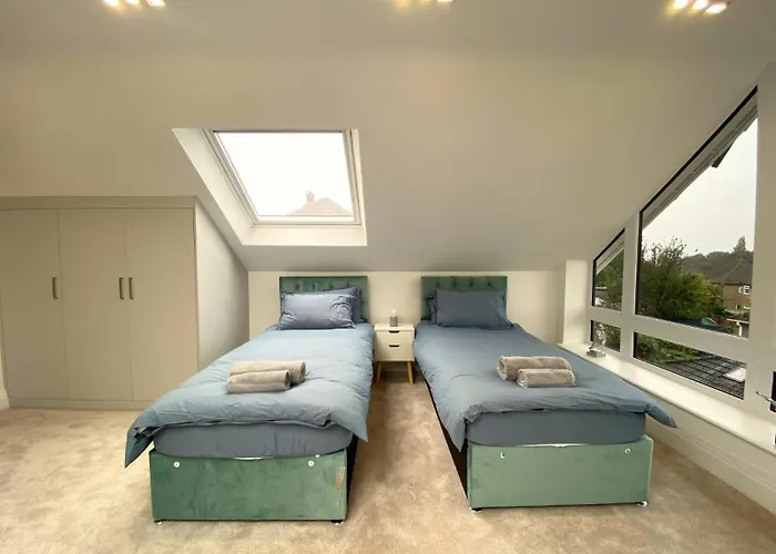 Nyaraló House - Sleeps 9 & Private Garden Leeds