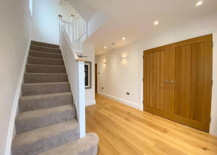 House - Sleeps 9 & Private Garden Leeds (West Yorkshire)