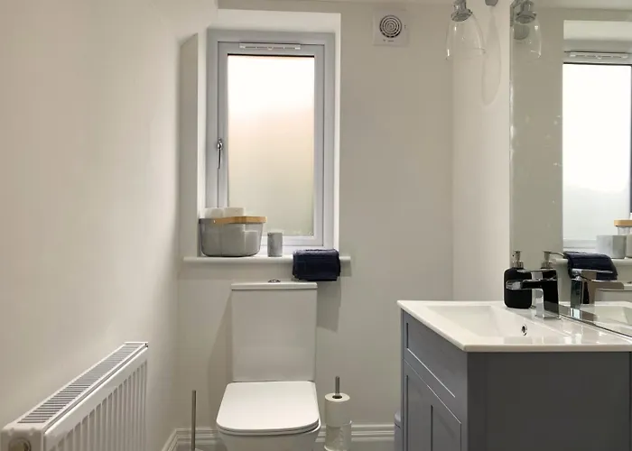 House - Sleeps 9 & Private Garden * Leeds (West Yorkshire)