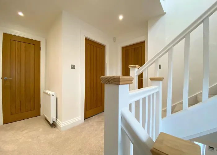 House - Sleeps 9 & Private Garden Holiday home