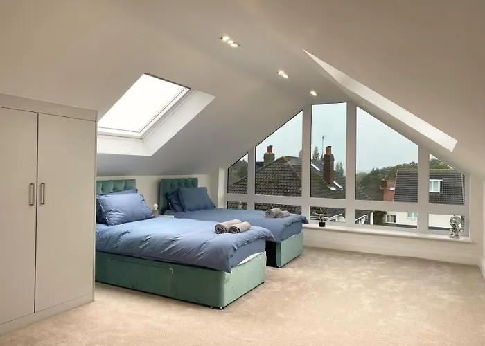 House - Sleeps 9 & Private Garden Holiday home *