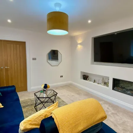 House - Sleeps 9 & Private Garden Σπίτι διακοπών Λιντς