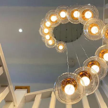 House - Sleeps 9 & Private Garden Λιντς