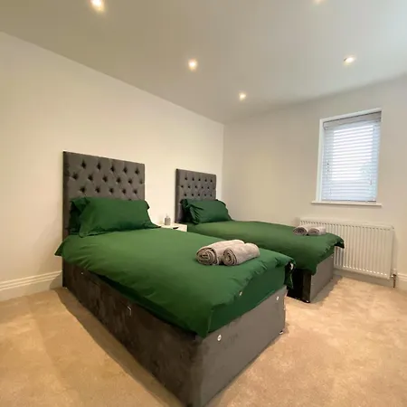 House - Sleeps 9 & Private Garden * Λιντς