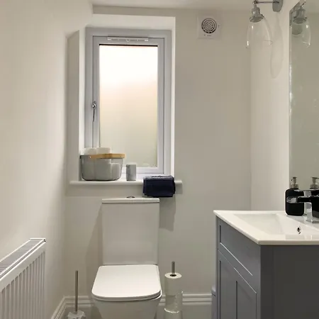 House - Sleeps 9 & Private Garden * Λιντς