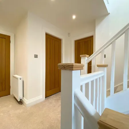 House - Sleeps 9 & Private Garden Σπίτι διακοπών